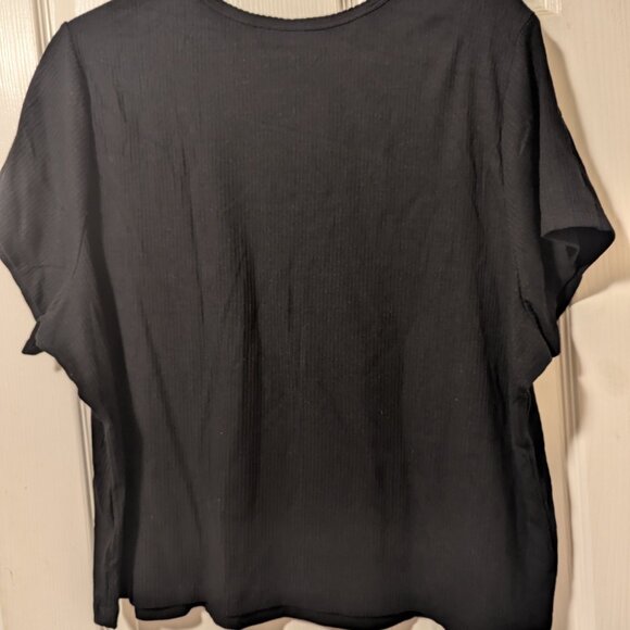 Old Navy Cream and Black Boxy T-Shirts Relaxed Fit - Picture 10 of 10